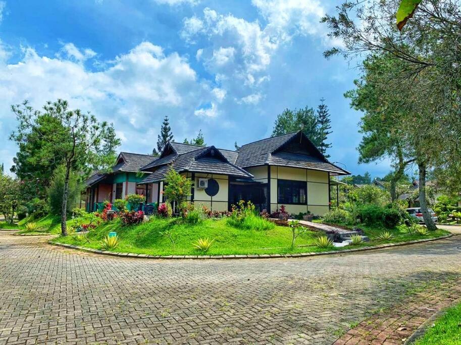Designer Villa Tokyo Cianjur Exterior photo